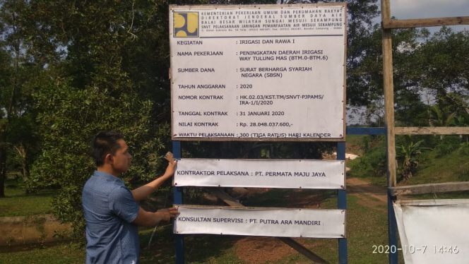 
 caption foto : Plang proyek Peningkatan Daerah Irigasi Way Tulung Mas yang menelan biaya lebih dari Rp.28 miliar.