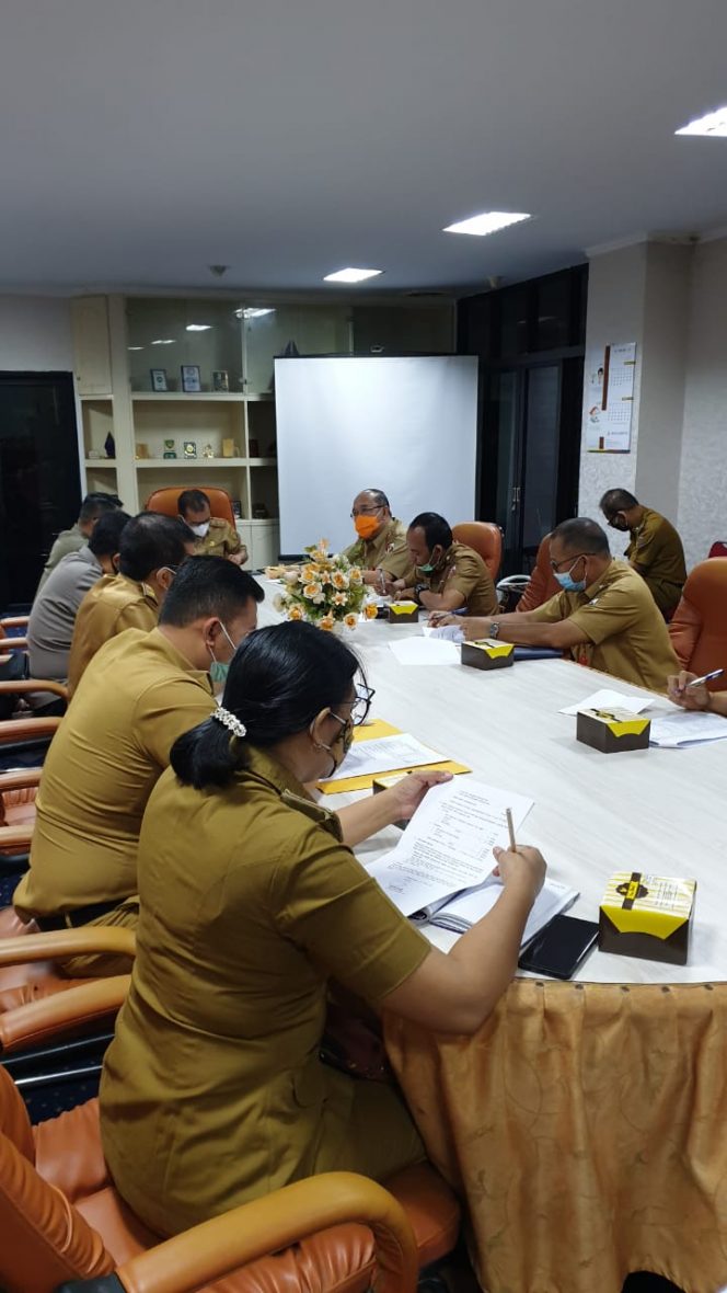 
 Foto IST
Sekdakab Lampura saat mengikuti rapat persiapan pelantikan Bupati Definitif di Provinsi Lampung, Selasa (27/10)
