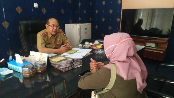 
 Foto Sekdakab Lampura H. Lekok saat diwawancarai Radar Kotabumi di ruang kerjanya, Senin (26/10).