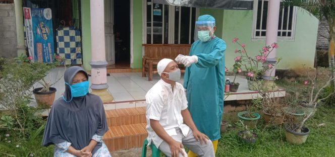 
 Foto IST  Tampak tim medis saat melakukan pemeriksaan kesehatan terhadap pasien covid-19 yang sedang menjalani isolasi mandiri di rumah.
