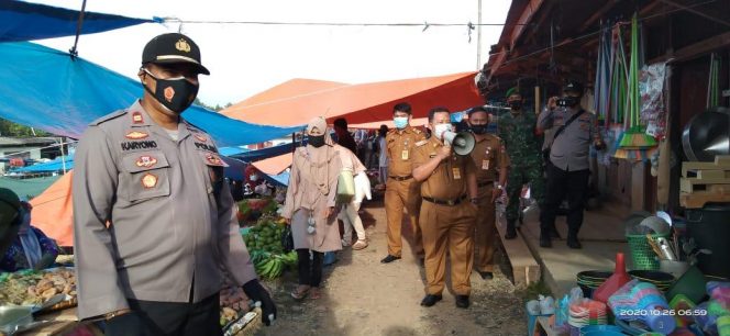 
 caption foto : Tim Gugus Tugas Covid-19 Abung Barat ketika menyambangi pasar Ogan Lima, Kecamatan Abung Barat.
