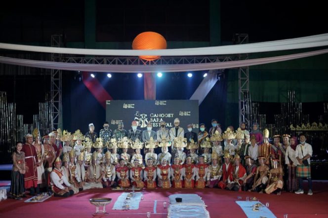 
 Foto RIA  Peserta Festival Cangget Bara, pihak Disdikbud, Tokoh dan Forkopimda saat foto bersama usai di gelar berbagai pertunjukan.  