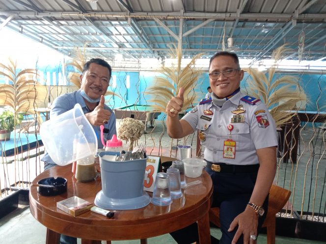 
 caption foto : Owner D'Acay Hi.Daroni Mangku Alam, SH.,MH (kiri) dan Kadishub Lampura  Hi.Basirun Ali
