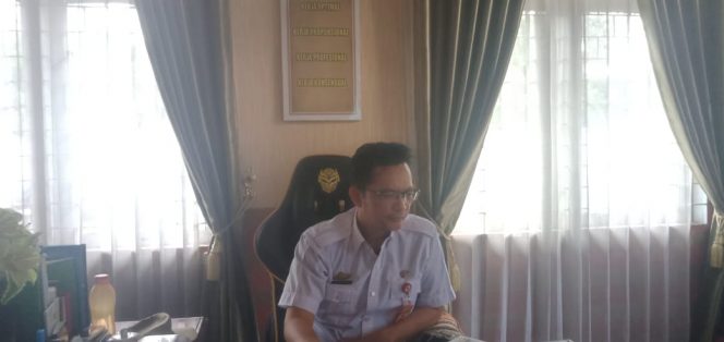 
 caption foto : Adrians, MT  Plt kepala Diseperkim Lampura
