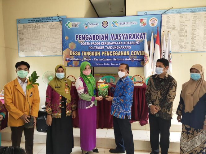 
 Foto IST  Gria Suryana Adhitama Kepala Bidang Hortikultura saat memberikan bantuan benih kepada Prodi Keperawatan Kotabumi.  