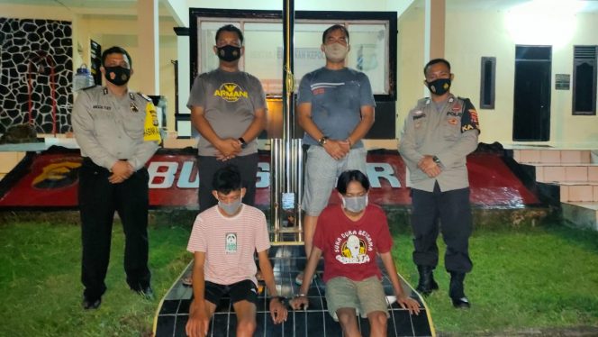 
 caption foto : Dua remaja yang berhasil dibekuk Polisi lantaran aksi pencurian yang diduga dilakukan 
