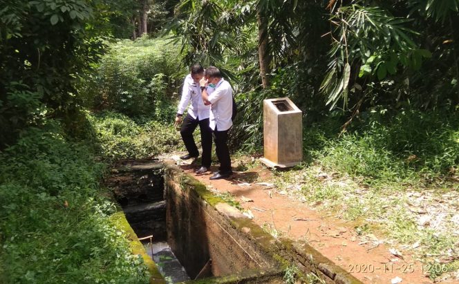 
 caption foto : Kepala DLH Lampura Tomy Suciadi saat mengecek secara langsung pembuangan limbah cair PT.BSSW/BW, Rabu (25/11)  