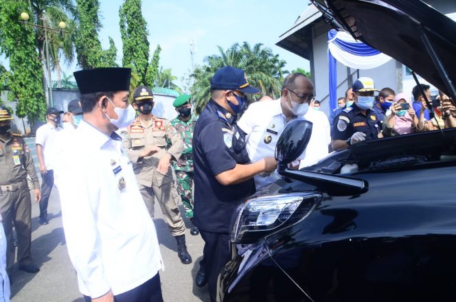 
 Foto Diskominfo Lampura  Caption foto : Bupati Lampura Hi. Budi Utomo didampingi Sekda H. Lekok saat mengecek Randis di Stadion Sukung Kotabumi, Rabu (18/11).