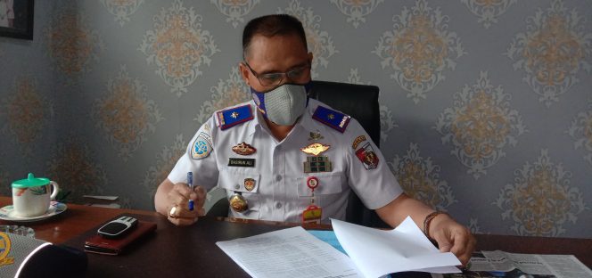 
 Caption : Hi. Basirun Ali Kepala Dinas Perhubungan Lampura saat di wawancarai Radar Kotabumi di ruang kerjanya. Foto Pranata Riano. 