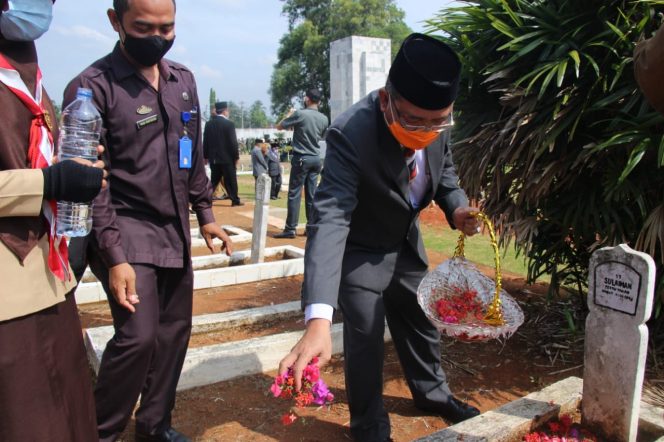 
 Foto RIA  Tampak Sekkab Lampura H. Lekok saat melakukan tabur bunga di Makam Pahlwan dalam peringatan hari Pahlawan, Selasa (10/11).
