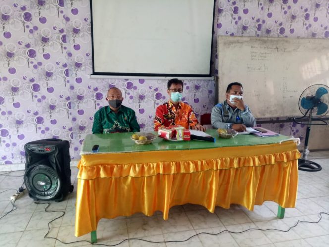 
 Foto IST  Camat Kotabumi Nujum Masya saat menghadiri rapat persiapan KBM tatap muka untuk wilayah Kecamatan Kotabumi  