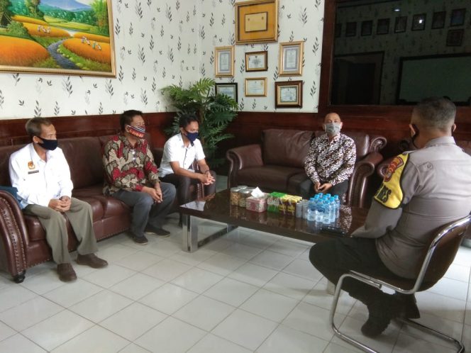 
 caption foto : Ketua KPU, Aprizal Ria didampingi Komisioner lainnya (Yansen Atik dan Tedi Yunada) saat bersama Kapolres AKBP. Bambang Yudho Martono dalam rangka Pemutahiran Data Pemilih Berkelanjutan (PDPB).
