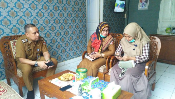 
 caption foto : Tampak Kabid Sosbud Bappeda Lampura Dicky didampingi Kasubid Pendidikan Sofwatur saat diwawancarai terkait Stunting, Senin (9/11).
