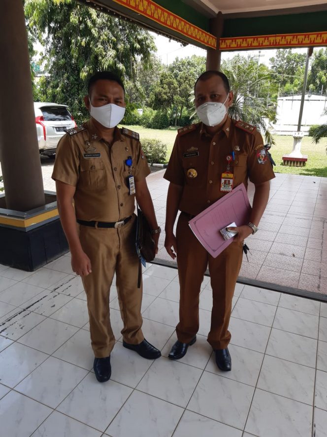 
 Foto Kepala BKPSDM Lampura Abdurahman didampingi Kabid Promosi dan Mutasi Pegawai Hendry Dunant.
