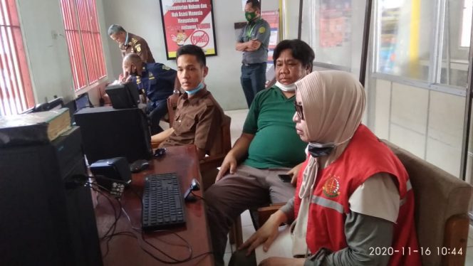 
 caption foto :  Maya Metissa mengikuti jalannya sidang secara virtual di Rutan  kelas IIB Kotabumi.
