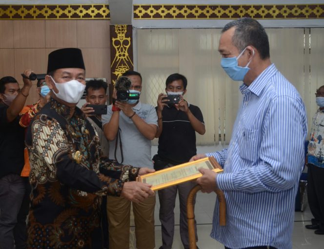 
 Foto Diskominfo Lampura  Bupati Lampura H. Budi Utomo saat memberikan penghargaan kepada Purna Bhakti Amran Yazid di Aula Tapia Pemkab Lampura, Kamis (26/11).
