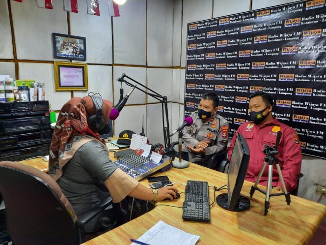 
 caption foto : Sosialisasi  Rekrutmen Proaktif Calon Anggota Polri yang dilakukan melalui Radio.
