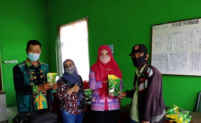 
 Foto IST  Gria Suryana Adhitama Kepala Bidang Hortikultura Distanak saat menyalurkan benih sayuran ke Poktan.