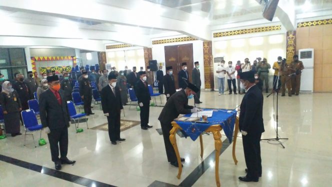 
 Foto RIA
Tampak salah satu pejabat eselon IIb saat menandatangani SK pelantikan yang dilaksanakan di Aula Tapis Pemkab, Selasa (24/11).  