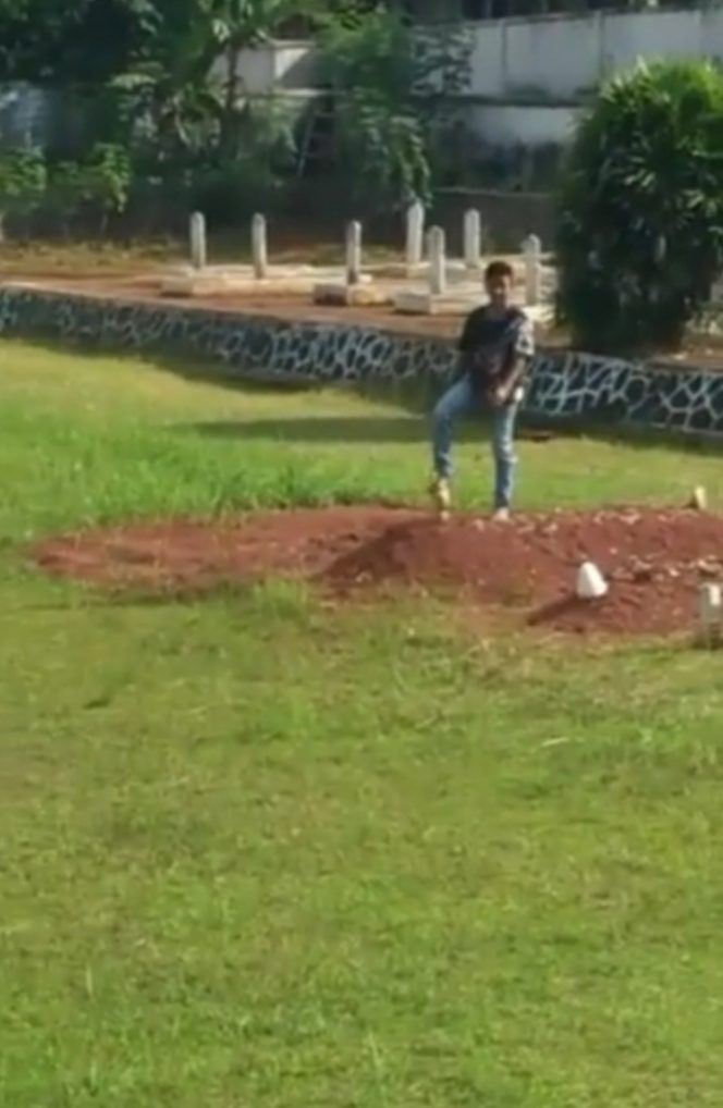 
 caption foto : Salah satu adegan remaja yang tengah menginjak-injak salah satu makam pahlawan di Taman Makam Pahlawan Kotabumi, yang terekam dalam video berdurasi sekitar 30 detik