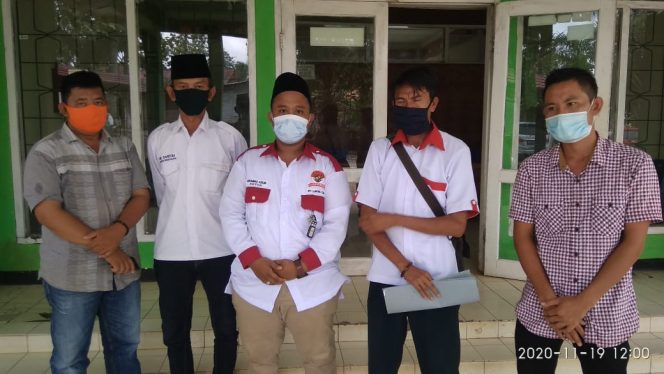 
 caption foto : Ketua Ormas Laskar Nusantara, Muhammad Azis MA (tengah) usai menyampaikan laporannya pada DLH Lampura, Kamis (19/11)