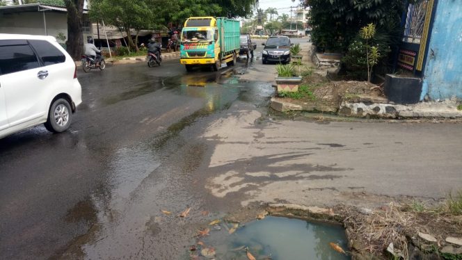 
 caption foto : Saluran drainase rusak yang berada di depan Kantor BKKBN Jalan Letjen Alamsyah RPN Kelapatujuh, Kotabumi