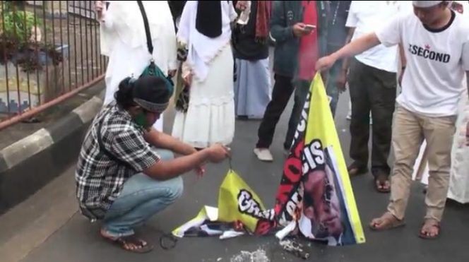 
 caption foto : Aksi unjuk rasa Aliansi Masyarakat Lampung Utara (AMLU) untuk memboikot produk Prancis,  sempat diwarnai pembakaran foto Emmanuel Macron  Presiden Perancis 
