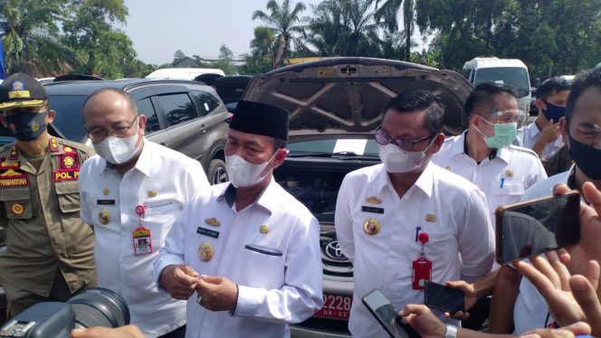 
 Foto RIA  Bupati Lampura H. Budi Utomo saat diwawancarai terkait Kopi dan Lada.