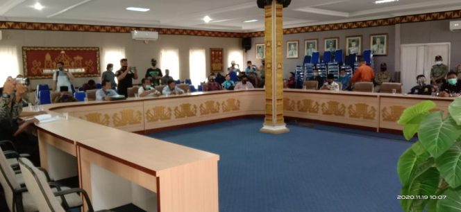 
 caption foto : Dialog antara pemkab dan DPRD Lampura dengan perwakilan pengunjuk rasa terkait persoalan lahan yang diudga dicaplok oknum anggota TNI AL