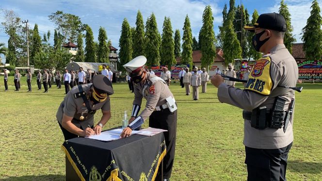 
 caption foto : Sertijab Kabag Sumda dan Kasat Lantas Polres Lampura