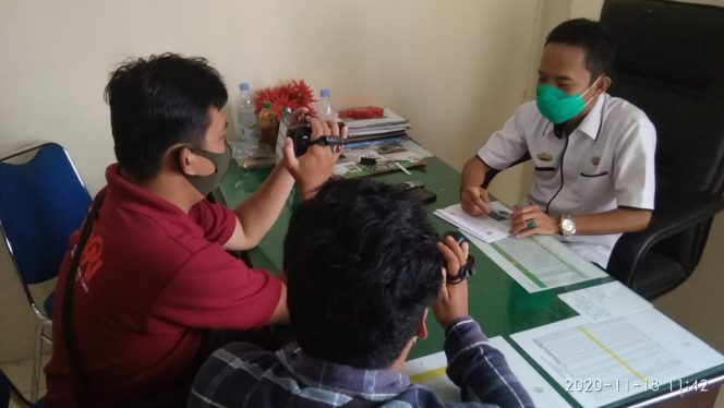 
 caption foto : dr. Dian Mauli, selaku Plt Kepala Bidang (Kabid) Pencegahan dan Pengendalian Penyakit (P2P) di Dinas Kesehatan Lampura, saat memberikan keterangan terkait penambahan kasus positif covid-19, Rabu (18/11)  