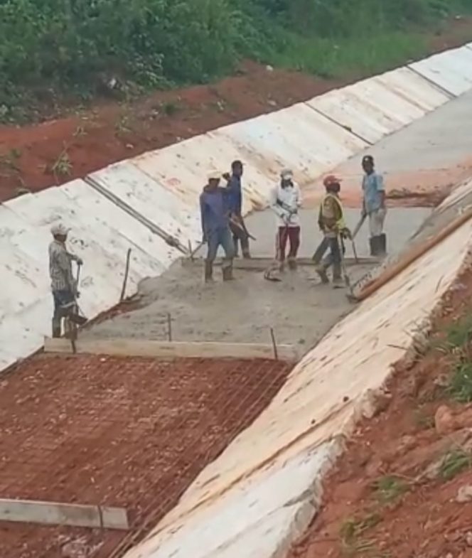 
 caption foto : Pelaksanaan proyek irigasi Way Tulung Mas yang diduga tidak mengindahkan K3.