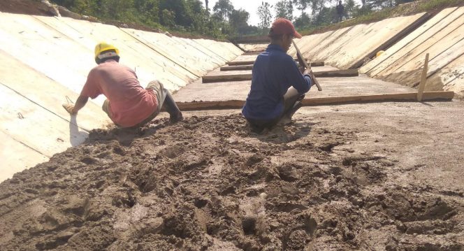 
 caption foto : Proyek peningkatan irigasi Way Tulung Mas yang menelan biaya Rp.28 Miliar lebih
