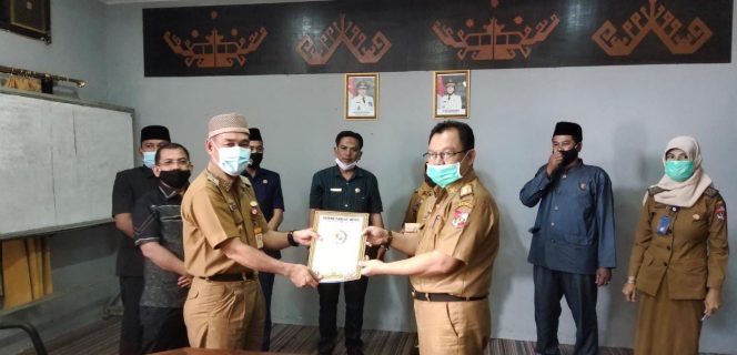 
 caption foto : Prosesi Sertijab Sekretaris DPRD Lampura dari Adrie kepada Solahuddin selaku Plt Sekwan, Senin (30/11)