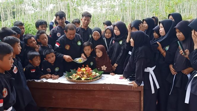 
 caption foto : Pemotongan tumpeng memperingati hari jadi Perguruan Silat Teratai Putih
