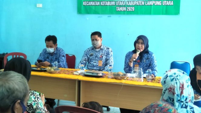 
 caption foto : Balkis Kasi penyuluhan BKKBN Lampura ketika memberikan pengarahan terkait Kampung KB di Desa Banjar Wangi, Kamis (17/12)