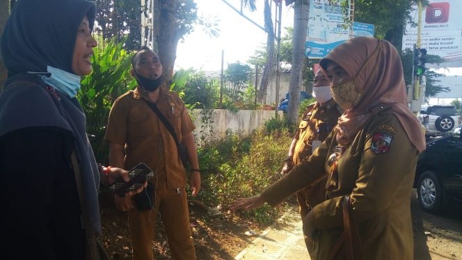 
 Foto IST  Kepala Dinas Koperasi UMKM dan Perindustrian Lampura Dina Prawitarini saat meninjau lokasi akan di buatnya kios Kuliner.
