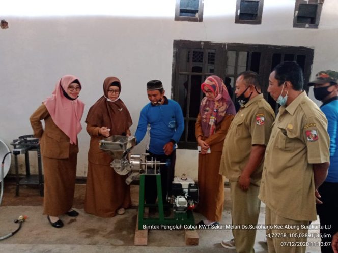 
 Foto IST  Kepala Bidang Hortikultura Gria suryana Adhitama didampingi jajarannya saat memberikan pengarahan kepada KWT terkait pengoperasian alat pengolah Cabai, Senin (7/12).  
