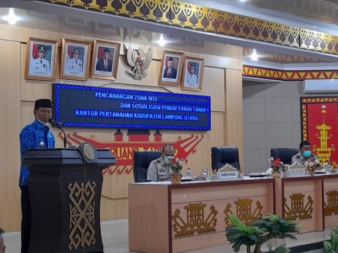 
 caption foto : 
1. Bupati Lampura, Budi Utomo mneyampaikan sambutan dalam acara pencanangan Pembangunan Zona Integritas Kantor Pertanahan Kabupaten Lampura dan Sosialisasi Pendaftaran Tanah Sistematis Lengkap tahun 2021, Kamis (17/12).