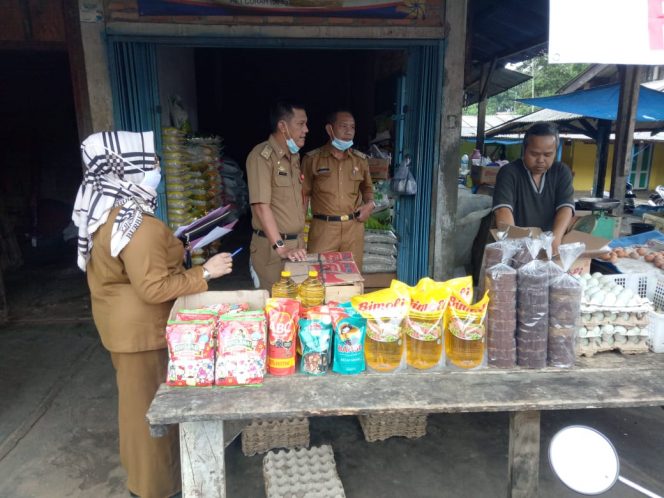 
 Foto IST
Tampak tim dari Disdag saat turun ke bawah mengecek sejumlah harga Sembko dan Cabai yang sebelumnya mengalami kenaikan, Senin (28/12).