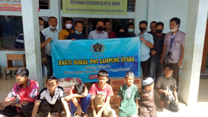 
 PWI Lampura Salurkan Bantuan Ke Ponpes dan Panti Asuhan