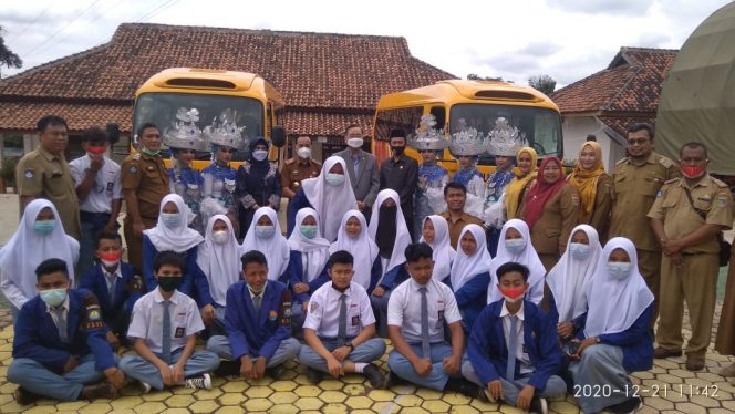 
 SMAN IV Kotabumi dan SMKN I Bukitkemuning Terima Bantuan Bus Sekolah