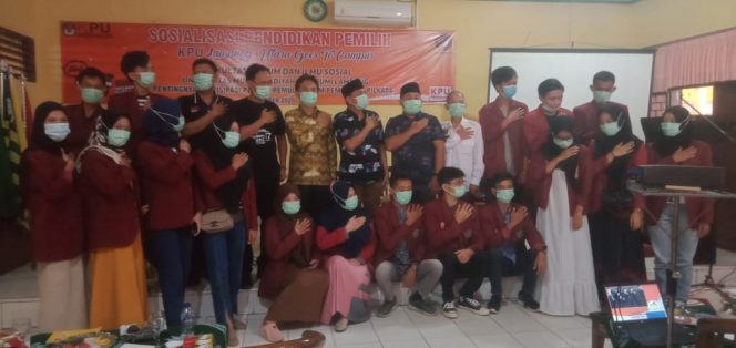 
 caption foto : Jajaran KPU Lampura foto bareng bersama mahasiswa UMKO dalam kegiatan KPU Goes To Campus