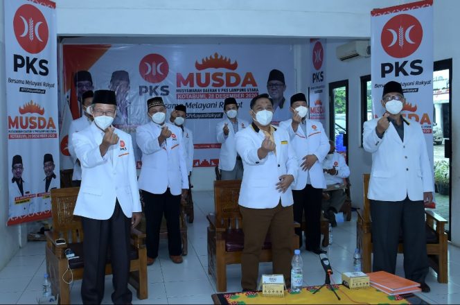 
 caption foto : Muhammad Nuzul Setiawan,  S.KM (tengah), foto bareng  sesaat setelah terpilih sebagai ketua DPD PKS Lampura dalam Musda V, Senin (28/12)
