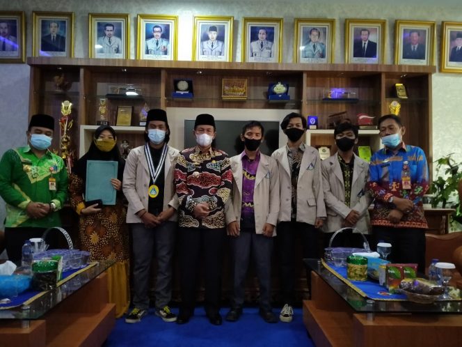 
 Caption : Jajaran DPD PII Lampura, saat foto bersam dengan Bupati Hi. Budi Utomo.  