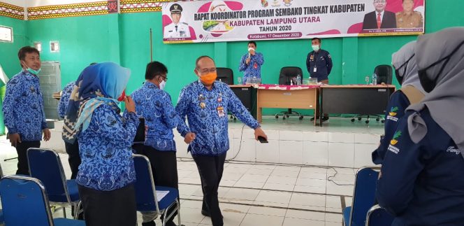 
 Foto Riduan : Sekkab Lampura, Drs. Hi. Lekok, MM., saat berpamitan meninggalkan arena rakor program sembako di GSG Dinas Pertanian, Kamis (17/12)