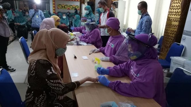 
 caption foto : Rapid tes yang digelar Tim Penggerak PKK Kabupaten Lampung Utara, Kamis (17/12)