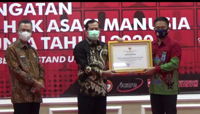 
 caption foto : Penyerahan Penghargaan dari Perwakilan Kantor Wilayah Kemenkumham Lampung,  kepada Kepala Rutan Kelas IIB Kotabumi Daniel Arief, Senin (14/12).
