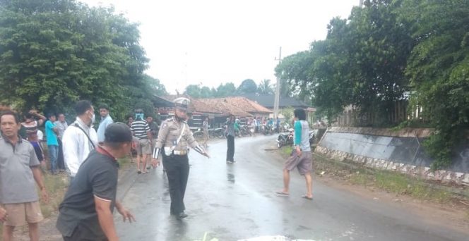 
 caption foto : Petugas bersama warga tengah mengevakuasi korban lakalantas yang terjadi di desa Ketapang Sungkai Selatan, Minggu (27/12)  