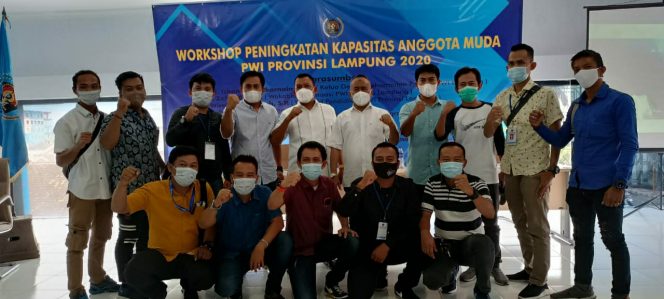 
 caption foto : Anggota PWI Lampura foto bareng dengan Ketum PWI Atal S Depari usai memberikan materi pada Workshop peningkatan kapasitas anggota muda PWI Provinsi Lampung.